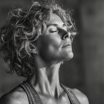 Група людей старшого віку практикує йогу в парку