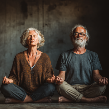 Чоловік старшого віку виконує асану йоги